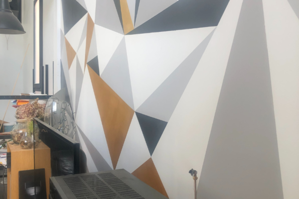 Mise en couleur et en géométrie du mur salon-coin TV